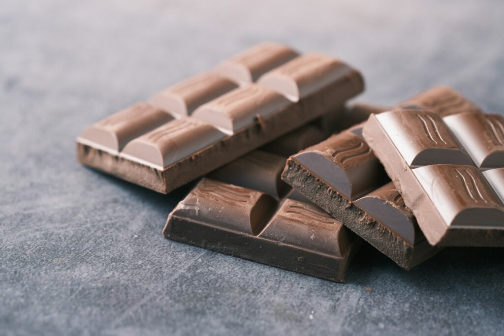 Tablettes de chocolat cassées en morceaux, aliment toxique pour le chien à cause de la théobromine