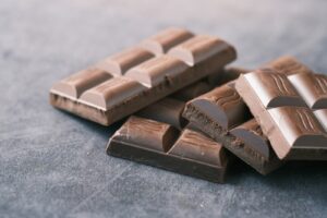 Tablettes de chocolat cassées en morceaux, aliment toxique pour le chien à cause de la théobromine